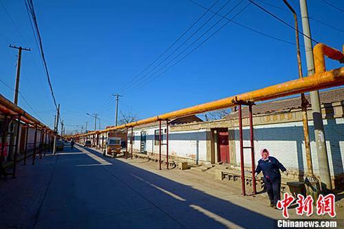 資料圖：天津市西青區(qū)辛口鎮(zhèn)郭莊子村，電代煤供暖管道通入家家戶戶。 <a target='_blank' href='http://www.chinanews.com/'>中新社</a>記者 佟郁 攝