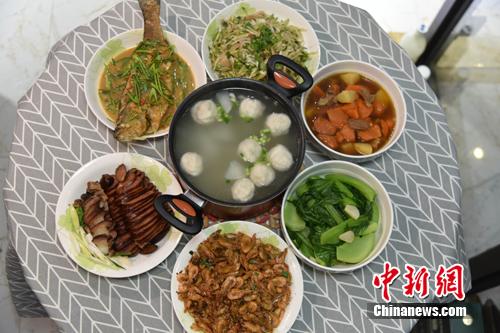 圖為李函儒家的年夜飯。 呂明 攝