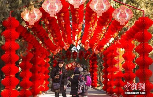 資料圖：北京街頭張燈結(jié)彩迎新年。<a target='_blank' href='http://www.chinanews.com/'>中新社</a>記者 侯宇 攝