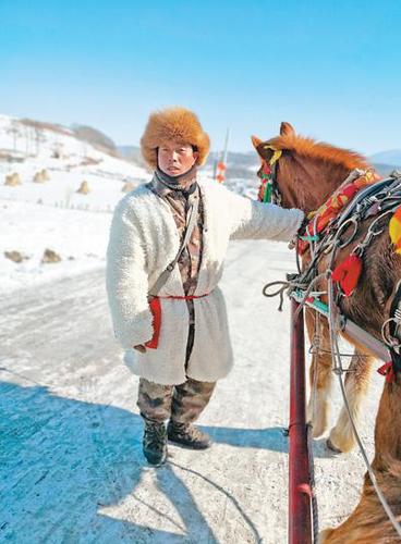 吉林雪鄉(xiāng)旅游：有老板3個(gè)月賺9萬多 人和馬都累壞了