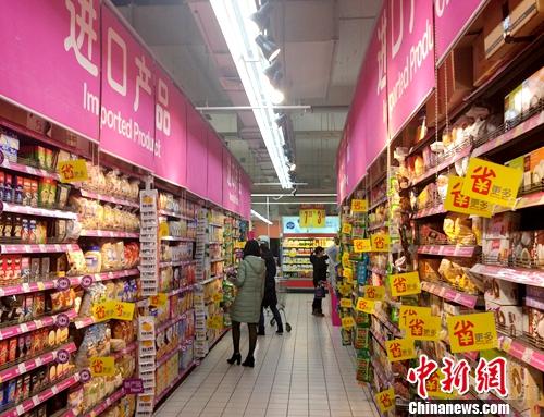 居民在超市里購買進口產(chǎn)品。<a target='_blank' href='http://www.chinanews.com/' >中新網(wǎng)</a>記者 李金磊 攝