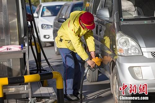 資料圖：山西太原，車輛正在加油站加油。<a target='_blank' href='http://www.chinanews.com/'>中新社</a>記者 張云 攝