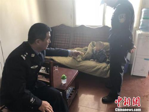 網(wǎng)上逃犯被抓獲民警輪流當(dāng)“奶爸”照顧其孩子