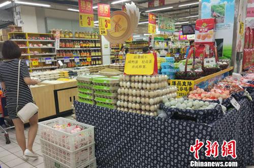 市民在超市里購(gòu)物。<a target='_blank' href='http://www.chinanews.com/' >中新網(wǎng)</a>記者 李金磊 攝