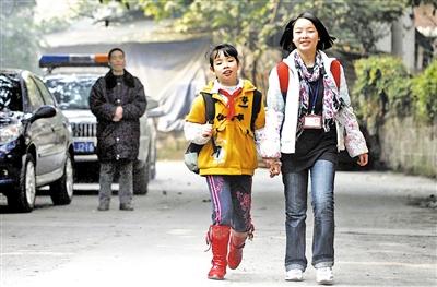 2009年12月，在馮邦武的目送下，兩姐妹高高興興去上學(xué)，她們已在重慶生活了近一年。何熠 攝