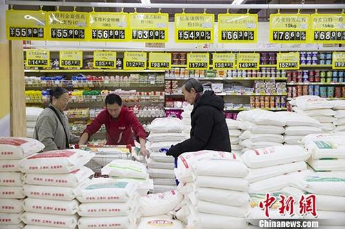 資料圖：民眾正在超市購(gòu)買面粉。
<a target='_blank' href='http://www.chinanews.com/'>中新社</a>記者 張?jiān)?攝