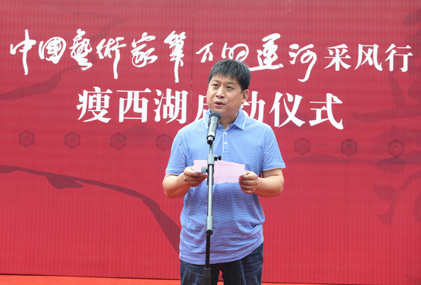 5人民政協(xié)報(bào)書畫院常務(wù)院長羅公染宣讀中國美術(shù)家協(xié)會(huì)賀信。