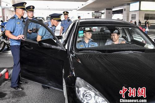 5月16日，廣州市交通委員會(huì)執(zhí)法局執(zhí)法人員在廣州東站對(duì)網(wǎng)約車相關(guān)資質(zhì)進(jìn)行核查。當(dāng)日，廣州市交通部門開(kāi)展網(wǎng)約車市場(chǎng)專項(xiàng)整治行動(dòng)，共查處網(wǎng)約車違章24宗，其中無(wú)證網(wǎng)約車13宗、有證網(wǎng)約車違章11宗。<a target='_blank' href='http://www.chinanews.com/'>中新社</a>記者 陳驥旻 攝