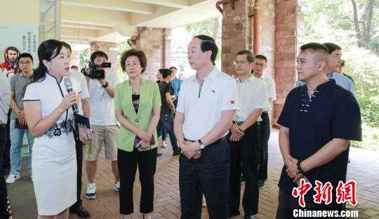 龍華區(qū)宣傳部副部長、文體局局長付妍向趙勇一行介紹“龍華模式” 索有為 攝