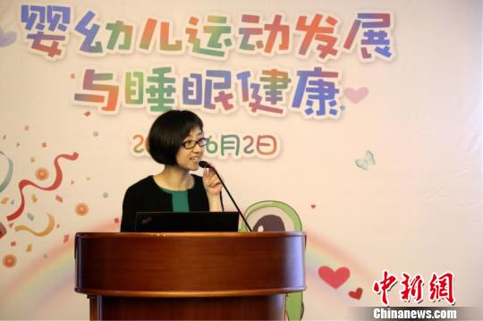 一婦嬰婦幼保健部主任花靜表示，幼兒期和學(xué)齡前階段是視覺和大腦發(fā)育的關(guān)鍵時期和可塑階段?！≤窡?攝