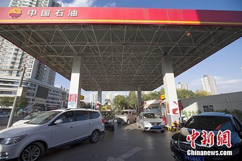 資料圖：車輛正在加油站加油。<a target='_blank' href='http://www.chinanews.com/'>中新社</a>記者 張?jiān)?攝