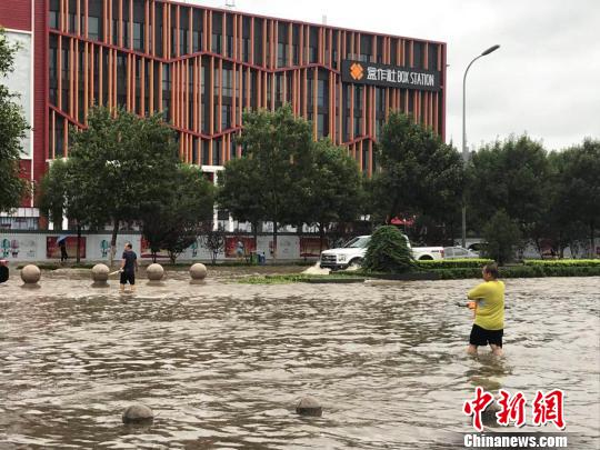 圖為24日上午河北廊坊市區(qū)街頭積水嚴(yán)重。　宋敏濤 攝