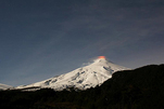 智利一座火山出現活躍跡象 熔巖照亮火山口