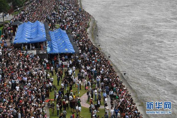 9月27日，人們在浙江海寧市鹽官鎮(zhèn)觀看錢塘江大潮。