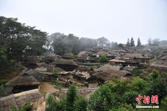 10月3日，翁丁古村。國(guó)慶節(jié)期間，位于云南省滄源佤族自治縣的翁丁古村吸引來(lái)自國(guó)內(nèi)外的游客探訪。<a target='_blank' href='http://www.chinanews.com/'>中新社</a>記者 劉冉陽(yáng) 攝