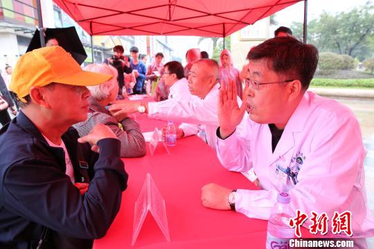 廣西桂林市醫(yī)生雨中教市民把握急救白金十分鐘