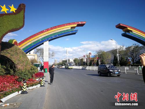 彩虹門是燕郊售樓一條街的標(biāo)志。<a target='_blank' href='http://www.chinanews.com/' >中新網(wǎng)</a>記者 邱宇 攝