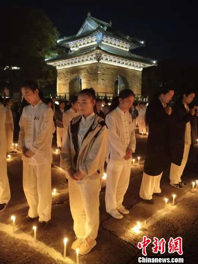 武當?shù)茏蛹拔洚斘湫g(shù)愛好者致敬一代武俠小說泰斗金庸先生 馮開春 攝