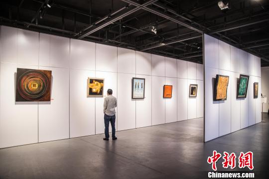 紀(jì)念改革開放四十周年——漆彩盛世漆藝作品邀請(qǐng)展在福建省海絲藝術(shù)館開幕?！±钅宪帯z