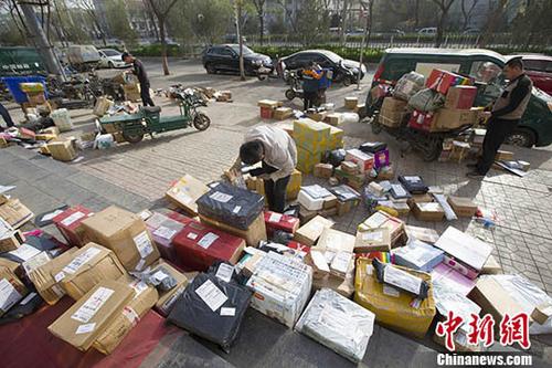 資料圖：物流快遞工作人員正在分揀快遞。<a target='_blank' href='http://www.chinanews.com/'>中新社</a>記者 張?jiān)?攝