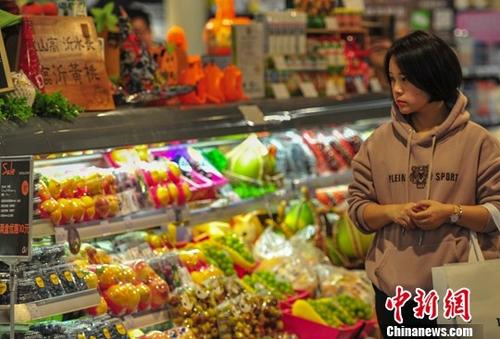 資料圖：10月16日，一名消費(fèi)者在超市選購商品。<a target='_blank' href='http://www.chinanews.com/'>中新社</a>記者 于海洋 攝