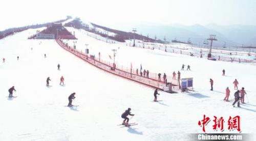 資料圖：滑雪愛好者在滑雪?！∈酚袞| 攝