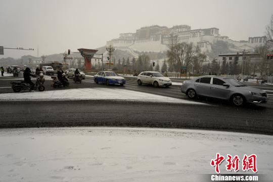 西藏氣象部門發(fā)布暴雪及道路結(jié)冰預(yù)警拉薩機(jī)場大面積延誤