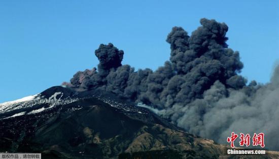 當(dāng)?shù)貢r間2018年12月24日，意大利卡塔尼亞，世界最活躍的火山之一埃特納火山于當(dāng)日再度噴發(fā)，大量火山灰被噴向天空，當(dāng)?shù)貦C(jī)場被關(guān)閉。