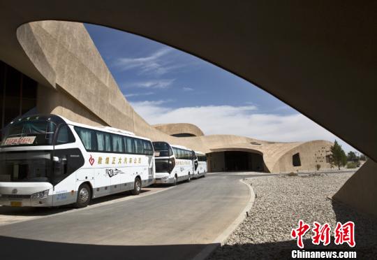 圖為莫高窟數(shù)字展示中心前往洞窟的擺渡車等候區(qū)。(資料圖) 孫志軍 攝