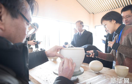 1月22日，游客在上虞區(qū)鳳凰山考古遺址公園了解越窯青瓷制作。