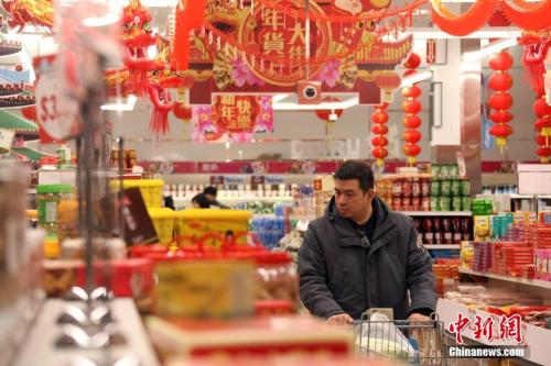 資料圖：消費者正在置辦年貨。<a target='_blank' href='http://www.chinanews.com/'>中新社</a>記者 余瑞冬 攝