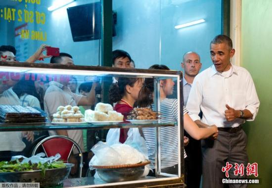 資料圖：2016年，美國前總統(tǒng)奧巴馬在首都河內(nèi)一家平民食店，與廚師出身的美國電視主持一同品嘗地道美食，引來大批民眾圍觀。美國白宮在社交網(wǎng)站發(fā)布一張相片：奧巴馬與美國著名廚師布爾丹在河內(nèi)一家平民食店品嘗了地道越式米粉及河內(nèi)啤酒。