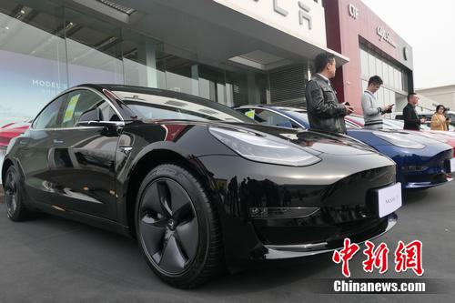 首批特斯拉Model 3中國(guó)市場(chǎng)交付現(xiàn)場(chǎng)。 張旭 攝