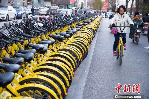 山西太原，民眾正在使用共享單車。<a target='_blank' href='http://www.chinanews.com/'>中新社</a>記者 張?jiān)?攝