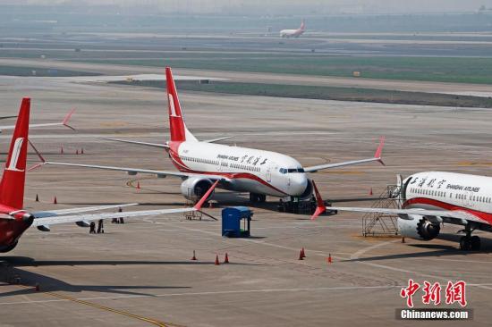 資料圖：3月17日，上海航空公司的9架波音737MAX機(jī)型飛機(jī)停在虹橋國際機(jī)場停機(jī)坪上，工作人員正在對飛機(jī)進(jìn)行檢查。據(jù)路透社報(bào)道，波音公司計(jì)劃將在未來一周到10天內(nèi)發(fā)布波音737MAX機(jī)型相關(guān)升級軟件。目前，波音737MAX機(jī)型已經(jīng)在全球停飛。<a target='_blank' href='http://www.chinanews.com/'>中新社</a>記者 殷立勤 攝