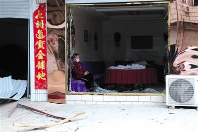 江蘇響水王商村，一位村民坐在自家破損的窗戶邊。新京報記者 彭子洋 攝