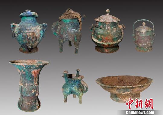 出土器物主要有青銅器、陶器、玉器、骨器等，其中在觚、爵、鐃、卣、斝、盉上發(fā)現(xiàn)有族徽銘文。山西省考古研究所 提供