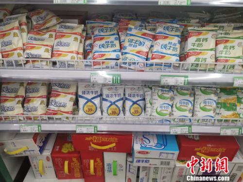 圖為超市里的乳品區(qū)。 謝藝觀 攝