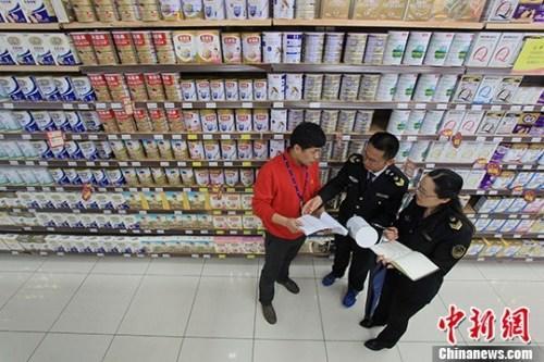 資料圖：超市內(nèi)工作人員在檢查奶粉。<a target='_blank' href='http://www.chinanews.com/'>中新社</a>記者 張婭子 攝