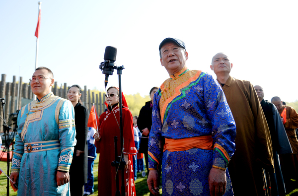 9、首都統(tǒng)一戰(zhàn)線各民主黨派少數(shù)民族.成員在活動(dòng)現(xiàn)場(chǎng)jpg