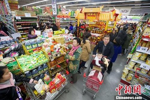 資料圖：民眾在超市購(gòu)買生活用品。<a target='_blank' href='http://www.chinanews.com/'>中新社</a>記者 張?jiān)?攝