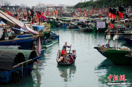 資料圖：廣西北海電建漁港，漁民乘小艇上岸。<a target='_blank' href='http://www.chinanews.com/'>中新社</a>記者 翟李強(qiáng) 攝