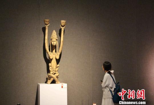 圖為人們參觀“生命之靈——非洲雕刻藝術精品展”?！≮w曉 攝