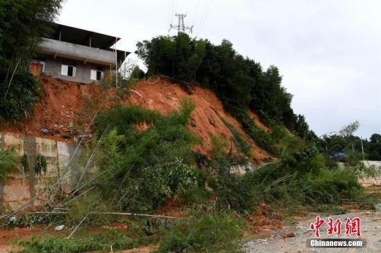 7月10日，連日來(lái)的強(qiáng)降雨導(dǎo)致福建省浦城縣多地發(fā)生山體滑坡。<a target='_blank' href='http://www.chinanews.com/'>中新社</a>記者 王東明 攝