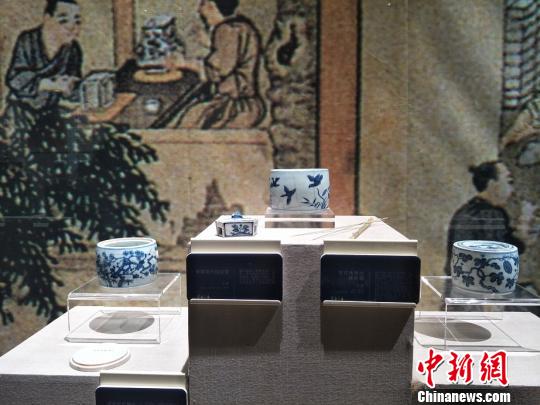 “景德鎮(zhèn)宋元明清花器瓷展”在廣東東莞市袁崇煥紀念園開展。圖為展出花器瓷文物精品 李映民 攝