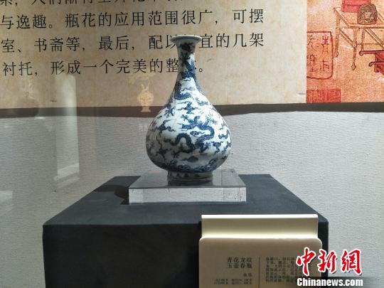 “景德鎮(zhèn)宋元明清花器瓷展”在廣東東莞市袁崇煥紀念園開展。圖為展出的永樂年間青花龍紋玉壺春瓶 李映民 攝