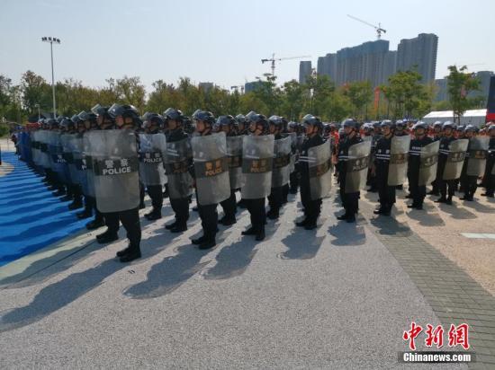 8月12日，公安部組織全國公安機關在154個城市同步開展以“銷槍爆 除禍患 保大慶 護民安”為主題的集中統一銷毀活動，對去年以來全國公安機關收繳和群眾主動上繳的氣槍、獵槍等10.7萬支非法槍支及一大批炸藥、雷管等爆炸物品進行集中安全銷毀，切實消除社會治安隱患。張子揚 攝