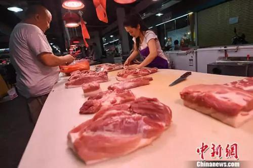 資料圖：民眾在菜市場(chǎng)選購(gòu)豬肉。<a target='_blank' href='http://www.chinanews.com/'>中新社</a>記者 武俊杰 攝