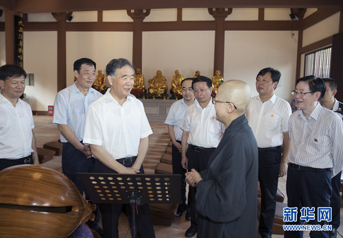 9月9日至10日，中共中央政治局常委、全國(guó)政協(xié)主席汪洋在江西調(diào)研宗教工作。這是9月9日，汪洋在宜黃縣曹山寶積寺與僧人交流。新華社記者 王曄 攝