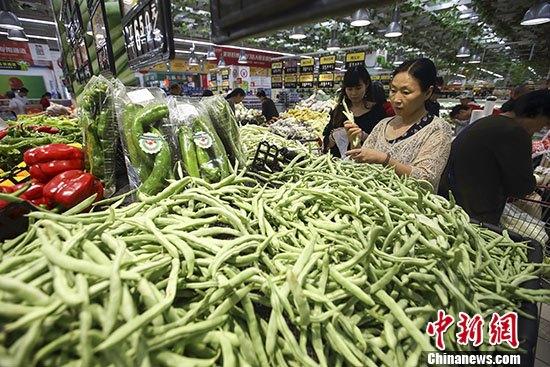 圖為民眾在山西太原一超市選購蔬菜。 <a target='_blank' href='http://www.chinanews.com/'>中新社</a>記者 張?jiān)?攝